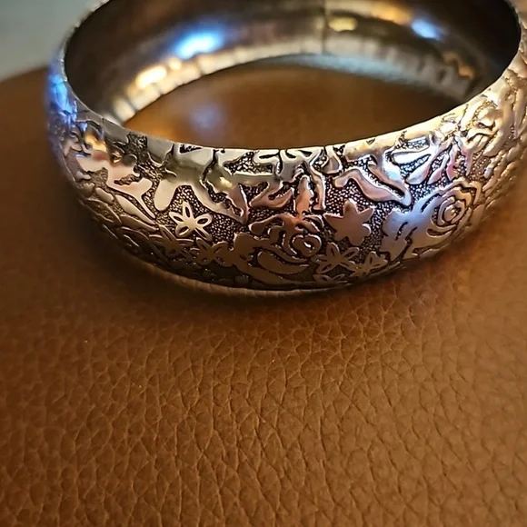 Vintage Silvertone Rose Embossed Chunky Metal Bangle Bracelet - Picture 6 of 7